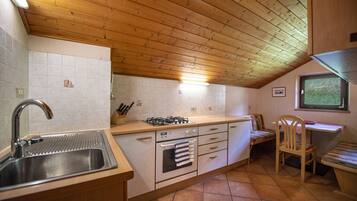 Fridge, oven, coffee/tea maker, cookware/dishes/utensils