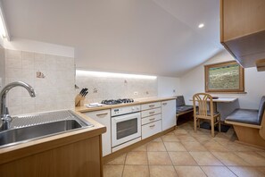 Fridge, oven, coffee/tea maker, cookware/dishes/utensils - Traditional apartments Trebe 160A (Ortisei)