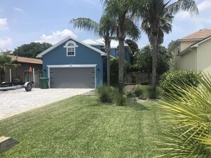 Exterior - Beach house retreat walk to beach & restaurants has hot tub and fire pit    (Jacksonville Beach)