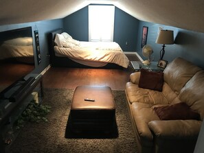 3 bedrooms, desk, iron/ironing board, free WiFi - Beach house retreat walk to beach & restaurants has hot tub and fire pit    (Jacksonville Beach)