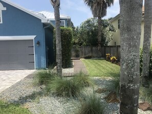 Property grounds - Beach house retreat walk to beach & restaurants has hot tub and fire pit    (Jacksonville Beach)