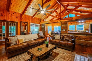 Smart-tv, eldstad, tv-spel och böcker