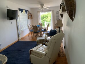 Een smart-tv en boeken