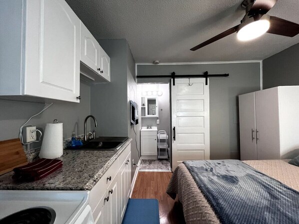 Iron/ironing board, WiFi, bed sheets