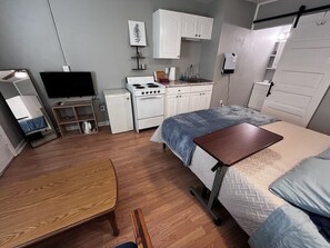 Iron/ironing board, WiFi, bed sheets