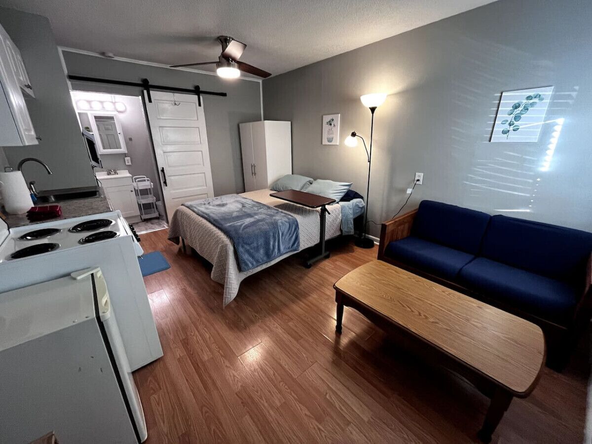 Tabla de planchar con plancha, wifi y ropa de cama 