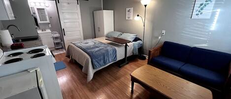 Planxa i posts de planxar, wifi i roba de llit