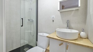 Bathroom - 3 Bedroom Apartment With Garage Space in the Center of Madrid (Madrid)