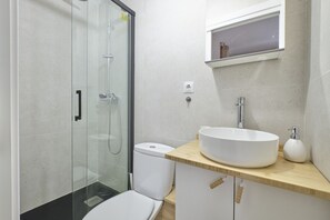 Bathroom - 3 Bedroom Apartment With Garage Space in the Center of Madrid (Madrid)