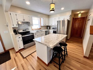 Fridge, microwave, oven, stovetop - Deerfield Hideaway at Old Smokey (LaFollette)