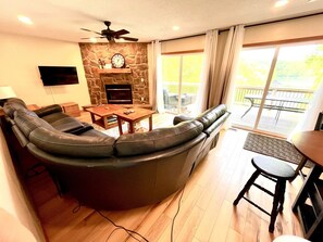 Televisor intel·ligent, reproductor de DVD i videoteca 