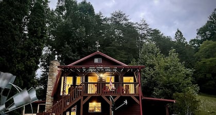 Rock Right Inn* Cozy /Mtn Views*Creek*Firepit*Hot tub*1.5 acres* 4bed/2 bed*8-10