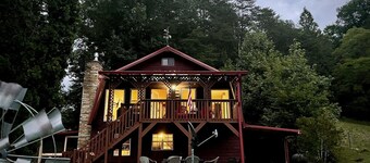 Rock Right Inn* Cozy /Mtn Views*Creek*Firepit*Hot tub*1.5 acres* 4bed/2 bed*8-10