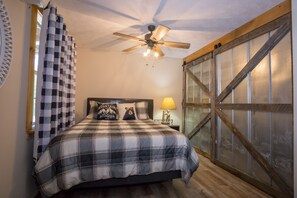 5 bedrooms, desk, iron/ironing board, travel crib