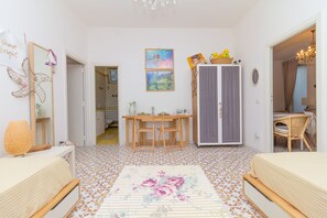 2 Schlafzimmer, Schreibtisch, Bügeleisen/Bügelbrett, Reisekinderbett
