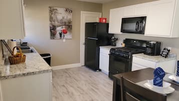 Frigorífico, microondas, horno y placa de cocina