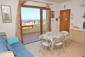 Apartment, 2 Bedrooms | Dining