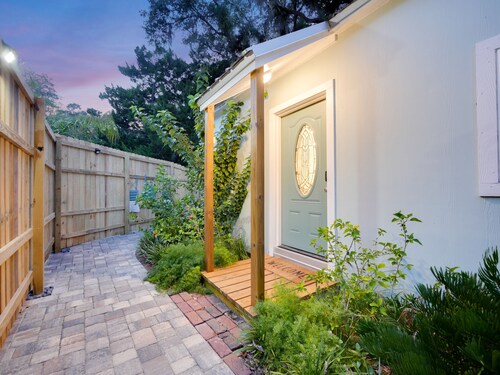 Creekside Cottage- Experience St. Aug's Newest Tiny Home