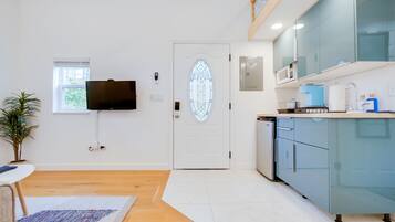 Réfrigérateur, micro-ondes, plaque de cuisson, cafetiÚre/bouilloire