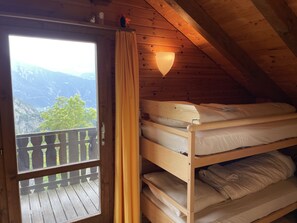 3 habitaciones, escritorio y tabla de planchar con plancha