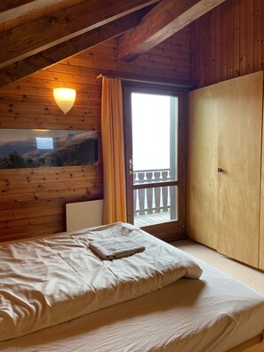 3 Schlafzimmer, Schreibtisch, Bügeleisen/Bügelbrett, Reisekinderbett