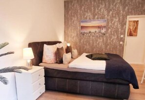 2 bedrooms, desk, iron/ironing board, travel crib - Vacation home Waldblick in the beautiful Vulkaneifel near Gerolstein by the forest! (Hohenfels-Essingen)