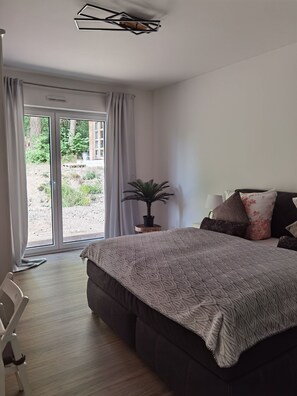 2 Schlafzimmer, Schreibtisch, Bügeleisen/Bügelbrett, Reisekinderbett