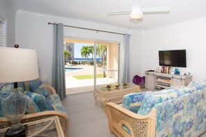 Smart TV, DVD player, books, video library - Ocean Front Divers Haven - World Class Diving & Snorkeling One Giant Stride Away (West Bay)