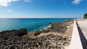 Une vue sur la côte, avec un paysage rocheux et un ciel bleu dégagé.