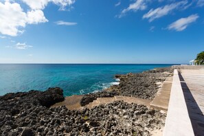 Chaises longues, serviettes de plage
