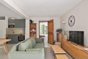 TV, books - Large apartment with terrace and pool view (La Bouilladisse)