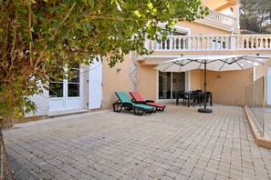 Outdoor dining - Large apartment with terrace and pool view (La Bouilladisse)