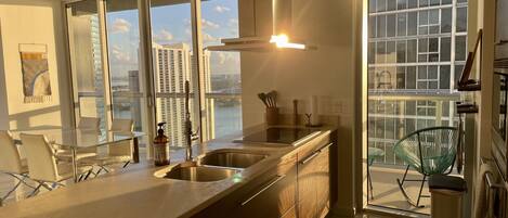 ثلاجة، ميكروويف، فرن، موقد طهي مسطح