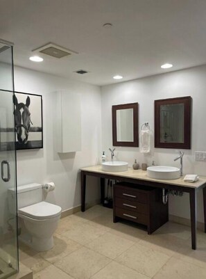 Shower, jetted tub, towels, toilet paper