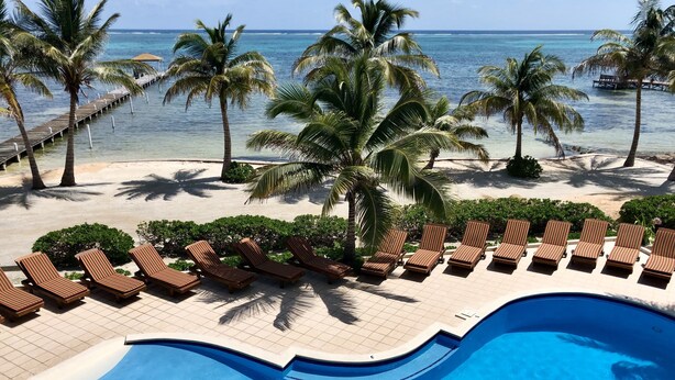 A poolside area with lounge chairs and a view of the ocean. - Oceanaire 4 - Amazing Oceanfront Views & Free use of Kayaks (San Pedro)