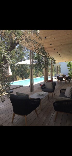 Una piscina al aire libre