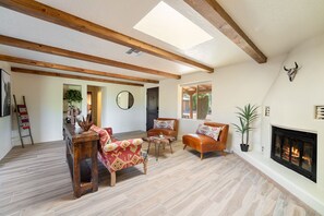 智能电视、壁炉、乒乓球