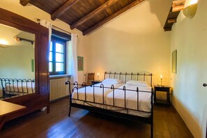 5 habitaciones, caja de seguridad en la habitación y escritorio