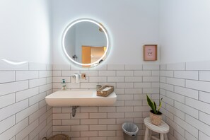 Een douche, een haardroger, handdoeken, zeep