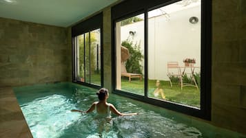 Een binnenzwembad, een verwarmd zwembad