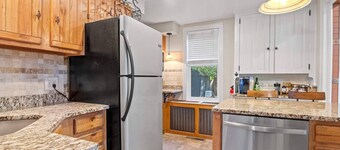 ♛Historic & Spacious Oasis ~ 5★ Location, Backyard