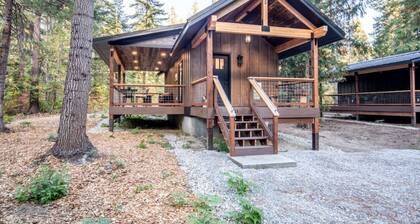 `Bear Den` a Cozy 1 Bedroom tiny Cabin with Hot tub