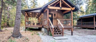 `Bear Den` a Cozy 1 Bedroom tiny Cabin with Hot tub