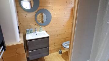 Douche, sĂšche-cheveux, serviettes fournies, savon