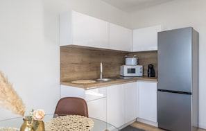 Réfrigérateur, four à micro-ondes, un four, surface de cuisson
