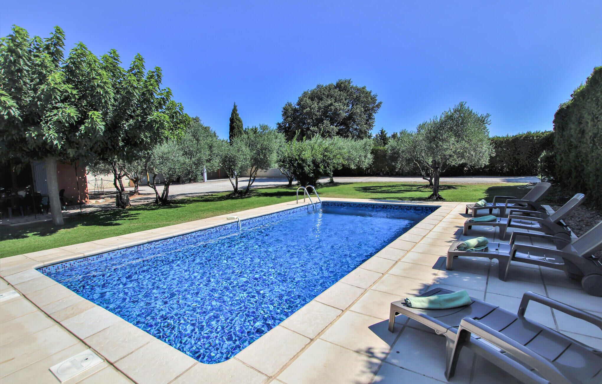 Utendørsbasseng og solsenger