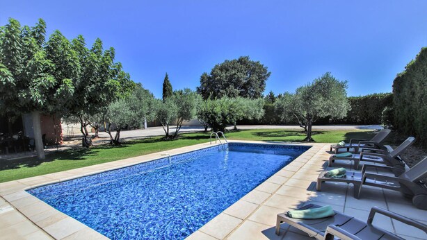 A rectangular swimming pool with clear blue water, surrounded by a tiled deck. - Gorgeous home in Carpentras (Carpentras)