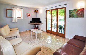 TV connectée, lecteur de DVD, table de tennis de table, chaîne hi-fi