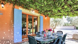 An outdoor dining area with a table set for four, surrounded by chairs. - Gorgeous home in Carpentras (Carpentras)