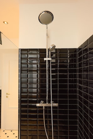 Douche, sĂšche-cheveux, serviettes fournies, savon